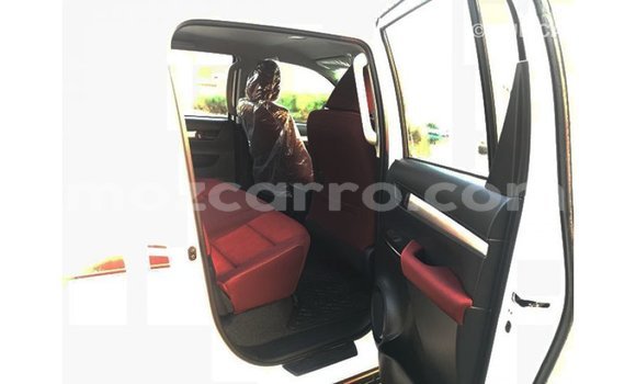 Comprar Importar Toyota Hilux Branco Carro em Import - Dubai em Cabo Delgado Comprar Importar Toyota Hilux Branco Carro em Import - Dubai em Cabo Delgado