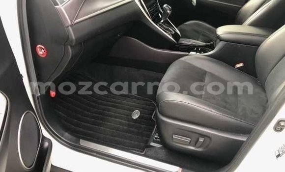 Buy Import Toyota Harrier White Car in Maputo in Maputo Buy Import Toyota Harrier White Car in Maputo in Maputo