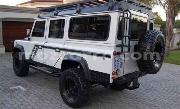 Nunua Ilio tumika Land Rover Defender Nyeupe Gari ndani ya Maputo nchini Maputo Nunua Ilio tumika Land Rover Defender Nyeupe Gari ndani ya Maputo nchini Maputo