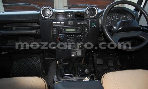 Nunua Ilio tumika Land Rover Defender Nyeupe Gari ndani ya Maputo nchini Maputo Nunua Ilio tumika Land Rover Defender Nyeupe Gari ndani ya Maputo nchini Maputo
