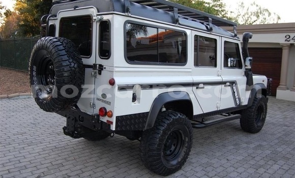 Nunua Ilio tumika Land Rover Defender Nyeupe Gari ndani ya Maputo nchini Maputo Nunua Ilio tumika Land Rover Defender Nyeupe Gari ndani ya Maputo nchini Maputo