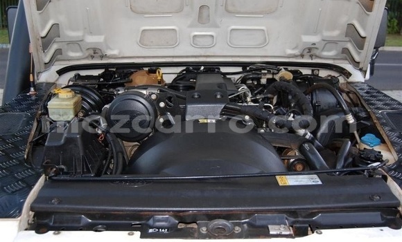 Nunua Ilio tumika Land Rover Defender Nyeupe Gari ndani ya Maputo nchini Maputo Nunua Ilio tumika Land Rover Defender Nyeupe Gari ndani ya Maputo nchini Maputo