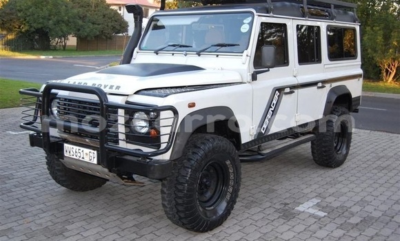 Nunua Ilio tumika Land Rover Defender Nyeupe Gari ndani ya Maputo nchini Maputo Nunua Ilio tumika Land Rover Defender Nyeupe Gari ndani ya Maputo nchini Maputo