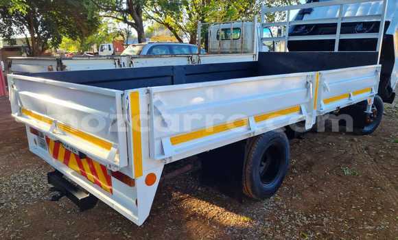 Tenga Tsaru Toyota Dyna Chena Rori in Caia in Sofala Tenga Tsaru Toyota Dyna Chena Rori in Caia in Sofala