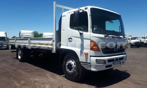 Comprar Usado Hino Ranger Branco Caminhão em Maputo em Maputo Comprar Usado Hino Ranger Branco Caminhão em Maputo em Maputo