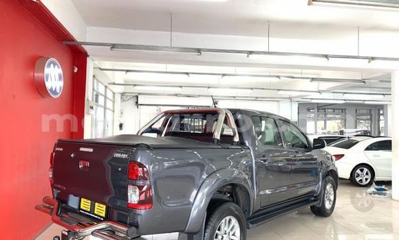Comprar Usado Toyota Hilux Prata Carro em Beira em Sofala Comprar Usado Toyota Hilux Prata Carro em Beira em Sofala