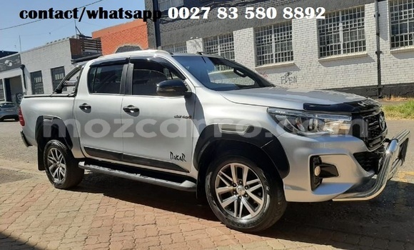 Comprar Usado Toyota Hilux Prata Carro em Maputo em Maputo