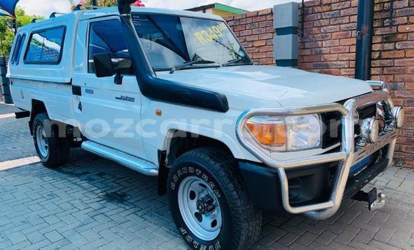 Comprar Usado Toyota Land Cruiser Castanho Carro em Beira em Sofala