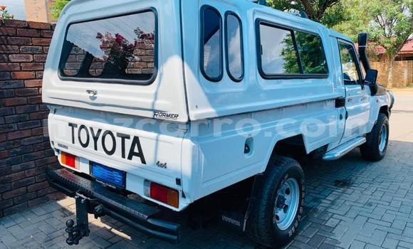 Comprar Usado Toyota Land Cruiser Castanho Carro em Beira em Sofala Comprar Usado Toyota Land Cruiser Castanho Carro em Beira em Sofala