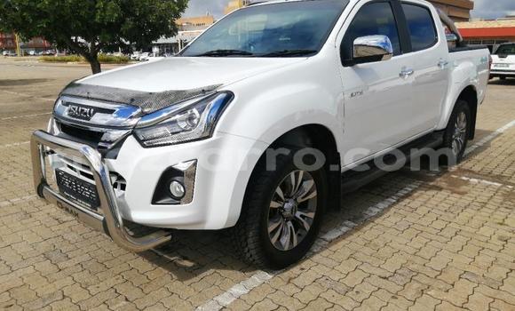 Comprar Usado Isuzu KB Branco Carro em Beira em Sofala Comprar Usado Isuzu KB Branco Carro em Beira em Sofala