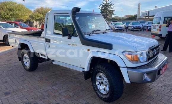 Buy Used Toyota Land Cruiser White Car in Beira in Sofala Buy Used Toyota Land Cruiser White Car in Beira in Sofala