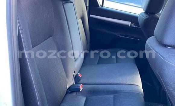 Comprar Usado Toyota Hilux Prata Carro em Beira em Sofala Comprar Usado Toyota Hilux Prata Carro em Beira em Sofala