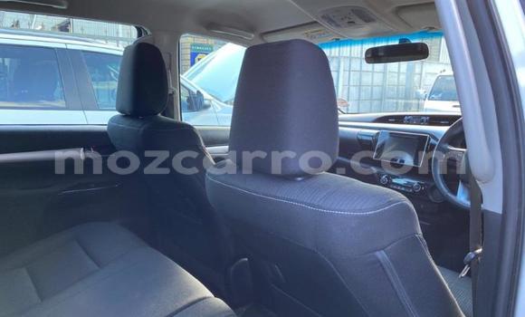 Comprar Usado Toyota Hilux Prata Carro em Beira em Sofala Comprar Usado Toyota Hilux Prata Carro em Beira em Sofala