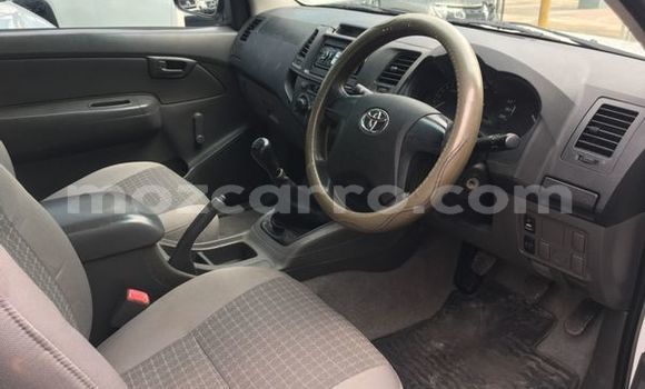 Nunua Ilio tumika Toyota Hilux Nyeupe Gari ndani ya Maputo nchini Maputo Nunua Ilio tumika Toyota Hilux Nyeupe Gari ndani ya Maputo nchini Maputo