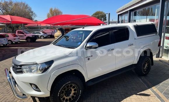 Nunua Ilio tumika Toyota Hilux Nyeupe Gari ndani ya Maputo nchini Maputo