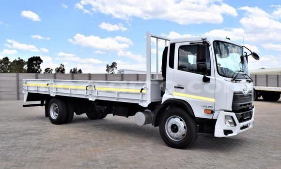 Comprar Usado Nissan UD Branco Caminhão em Moçambique em Nampula