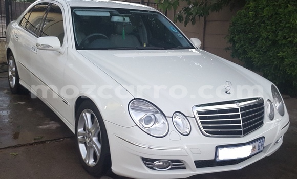Comprar Usado Mercedes‒Benz E-Class Branco Carro em Mutarara em Tete