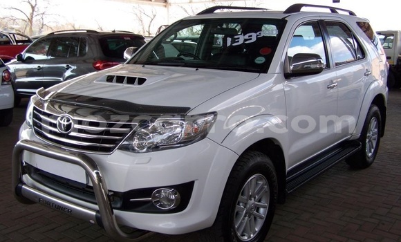 Comprar Usado Toyota Fortuner Branco Carro em Maputo em Maputo