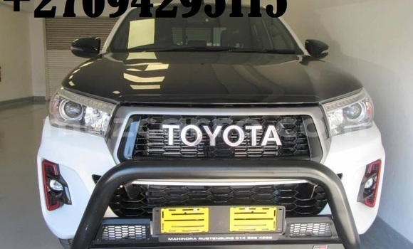 Buy Used Toyota Hilux White Car in Maputo in Maputo