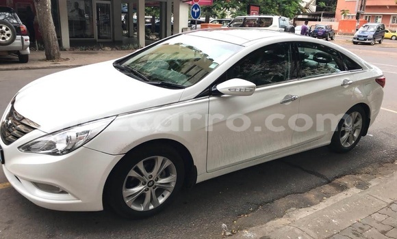 Nunua Ilio tumika Hyundai Sonata Nyeupe Gari ndani ya Maputo nchini Maputo Nunua Ilio tumika Hyundai Sonata Nyeupe Gari ndani ya Maputo nchini Maputo