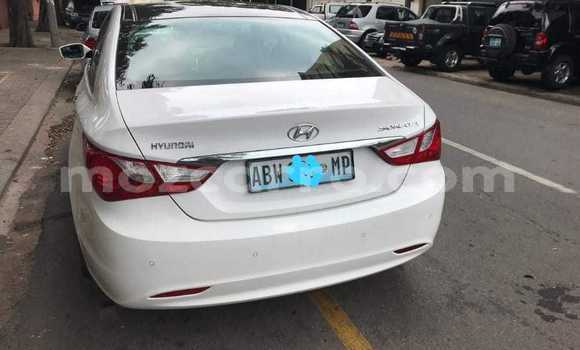 Nunua Ilio tumika Hyundai Sonata Nyeupe Gari ndani ya Maputo nchini Maputo Nunua Ilio tumika Hyundai Sonata Nyeupe Gari ndani ya Maputo nchini Maputo