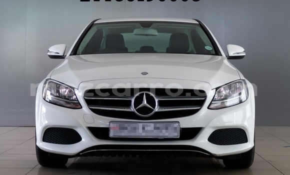 Nunua Ilio tumika Mercedes-Benz C180 coupe Nyeupe Gari ndani ya Maputo nchini Maputo
