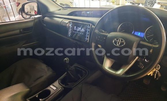Nunua Ilio tumika Toyota Hilux Fedha Gari ndani ya Maputo nchini Maputo Nunua Ilio tumika Toyota Hilux Fedha Gari ndani ya Maputo nchini Maputo