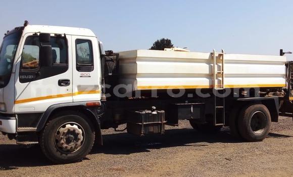 Comprar Usado Isuzu FTR 850 Branco Caminhão em Massinga em Inhambane Comprar Usado Isuzu FTR 850 Branco Caminhão em Massinga em Inhambane