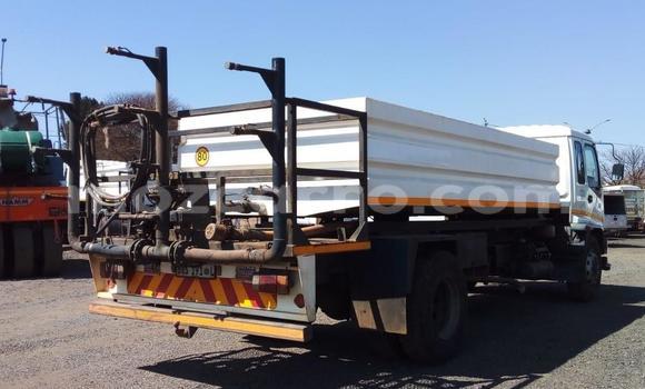 Comprar Usado Isuzu FTR 850 Branco Caminhão em Massinga em Inhambane Comprar Usado Isuzu FTR 850 Branco Caminhão em Massinga em Inhambane