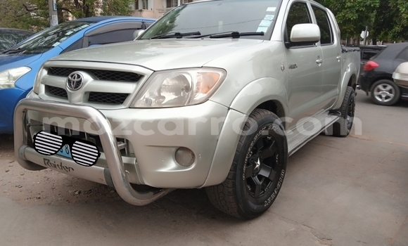 Nunua Ilio tumika Toyota Hilux Brown Gari ndani ya Maputo nchini Maputo