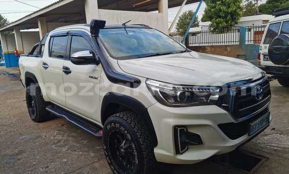 Nunua Ilio tumika Toyota Hiluxe Revo Nyeupe Gari ndani ya Maputo nchini Maputo