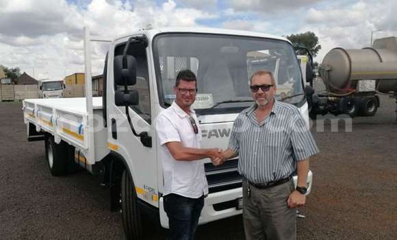 Comprar Usado Mitsubishi L400 Branco Caminhão em Maputo em Maputo Comprar Usado Mitsubishi L400 Branco Caminhão em Maputo em Maputo