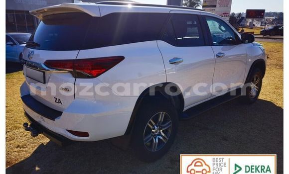 Nunua Ilio tumika Toyota Fortuner Nyeupe Gari ndani ya Maputo nchini Maputo