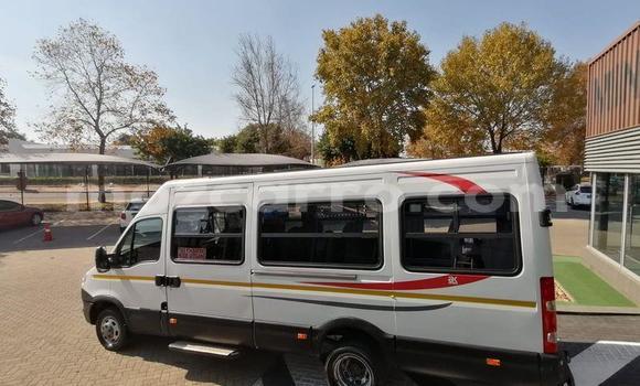 Comprar Usado IVECO Massif Branco Carro em Maputo em Maputo Comprar Usado IVECO Massif Branco Carro em Maputo em Maputo