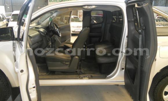 Comprar Usado Isuzu KB Prata Carro em Maputo em Maputo Comprar Usado Isuzu KB Prata Carro em Maputo em Maputo