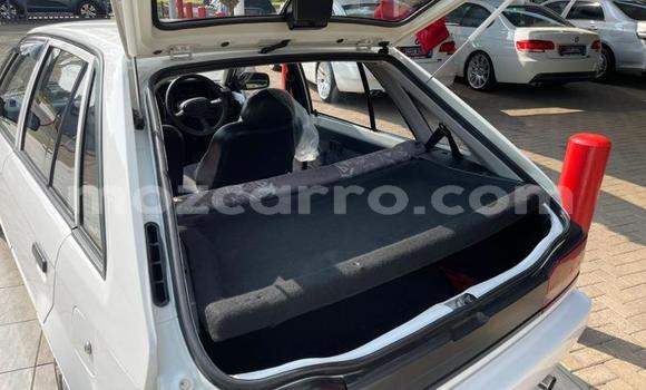 Comprar Usado Mazda 323 Branco Carro em Maputo em Maputo Comprar Usado Mazda 323 Branco Carro em Maputo em Maputo