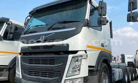 Comprar Usado Volvo F4 Branco Caminhão em Maputo em Maputo Comprar Usado Volvo F4 Branco Caminhão em Maputo em Maputo