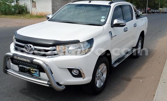 Comprar Usado Toyota Hiluxe Revo Branco Carro em Maputo em Maputo
