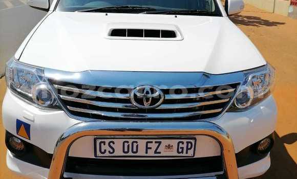 Comprar Usado Toyota Fortuner Branco Carro em Maputo em Maputo