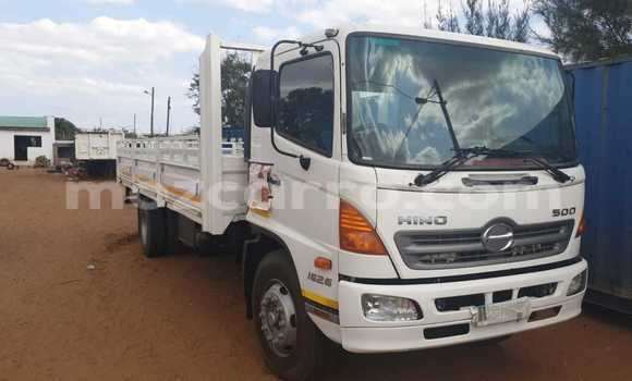 Buy Used Toyota Hilux White Car in Maputo in Maputo