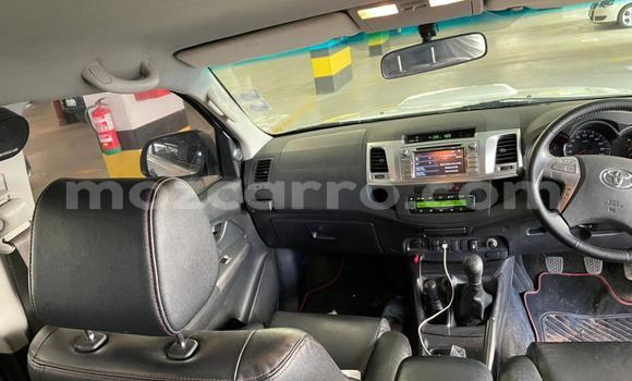 Nunua Ilio tumika Toyota Hilux Nyeupe Gari ndani ya Maputo nchini Maputo Nunua Ilio tumika Toyota Hilux Nyeupe Gari ndani ya Maputo nchini Maputo