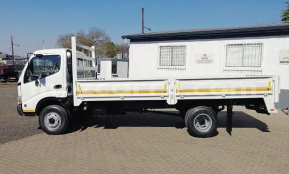 Comprar Usado Toyota Dyna Branco Caminhão em Maputo em Maputo Comprar Usado Toyota Dyna Branco Caminhão em Maputo em Maputo