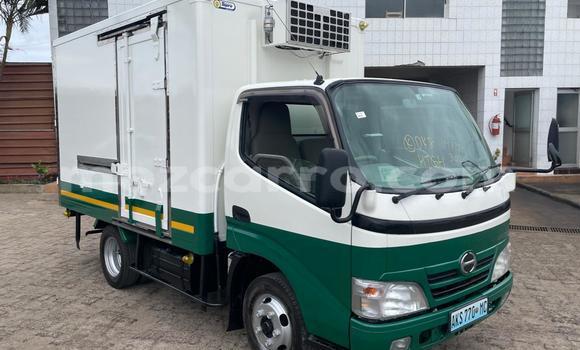 Nunua Ilio tumika Toyota Hilux Nyeupe Gari ndani ya Maputo nchini Maputo