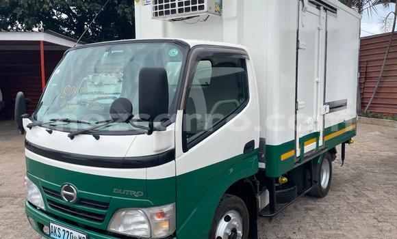 Nunua Ilio tumika Toyota Hilux Nyeupe Gari ndani ya Maputo nchini Maputo Nunua Ilio tumika Toyota Hilux Nyeupe Gari ndani ya Maputo nchini Maputo