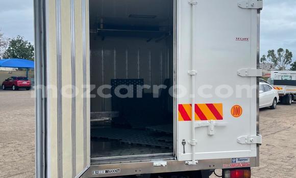 Nunua Ilio tumika Toyota Hilux Nyeupe Gari ndani ya Maputo nchini Maputo Nunua Ilio tumika Toyota Hilux Nyeupe Gari ndani ya Maputo nchini Maputo