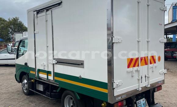 Nunua Ilio tumika Toyota Hilux Nyeupe Gari ndani ya Maputo nchini Maputo Nunua Ilio tumika Toyota Hilux Nyeupe Gari ndani ya Maputo nchini Maputo