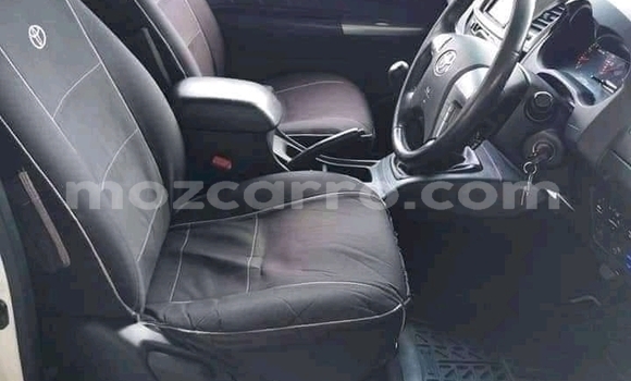 Comprar Usado Toyota Hilux Branco Carro em Beira em Sofala Comprar Usado Toyota Hilux Branco Carro em Beira em Sofala