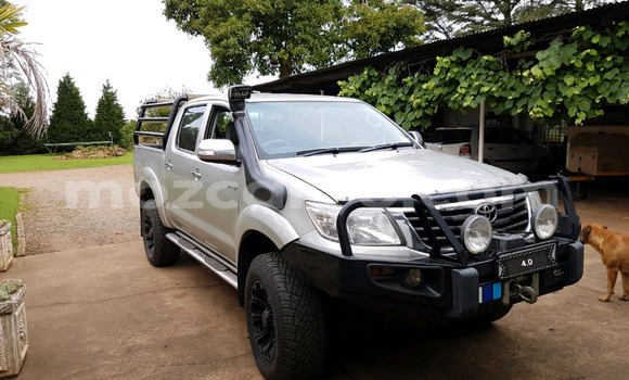 Comprar Usado Toyota Hilux Prata Carro em Maputo em Maputo
