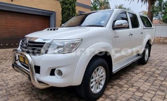 Tenga Tsaru Toyota Hilux Chena Mota in Angoche in Nampula