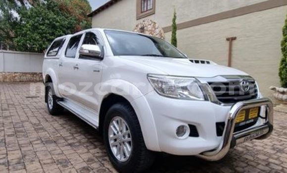 Tenga Tsaru Toyota Hilux Chena Mota in Angoche in Nampula Tenga Tsaru Toyota Hilux Chena Mota in Angoche in Nampula